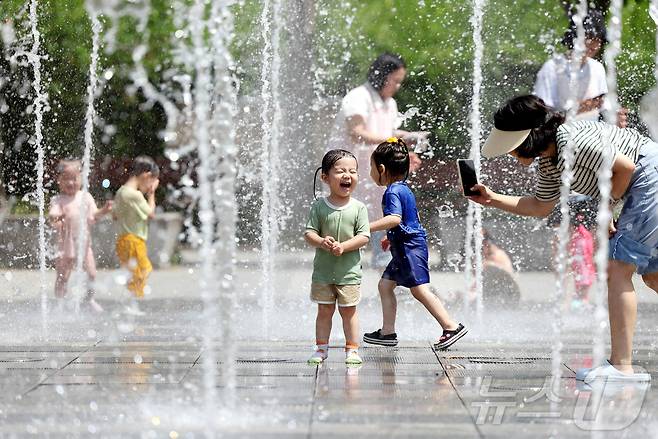 폭염 특보가 계속되고 있는 2일 광주 북구 신용근린공원에서 야외활동 나온 국공립 아이큰숲 어린이집 아이들이 물놀이를 하며 더위를 식히고 있다. (광주 북구 제공. 재판매 및 DB 금지) 2025.7.2/뉴스1 ⓒ News1 박지현 기자