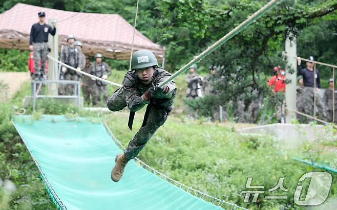 3일 전북 임실군 제35보병사단 유격훈련장에서 유격훈련중인 35사단 장병들이 외줄타기 극복 훈련을 하고 있다. 2025.7.3/뉴스1 ⓒ News1 유경석 기자