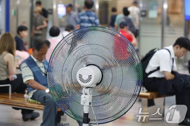 일주일째 폭염특보가 이어진 3일 대구 북구 대구역 대합실에서 시민들이 대형 선풍기 앞에 앉아 열차를 기다리고 있다. 2025.7.3/뉴스1 ⓒ News1 공정식 기자