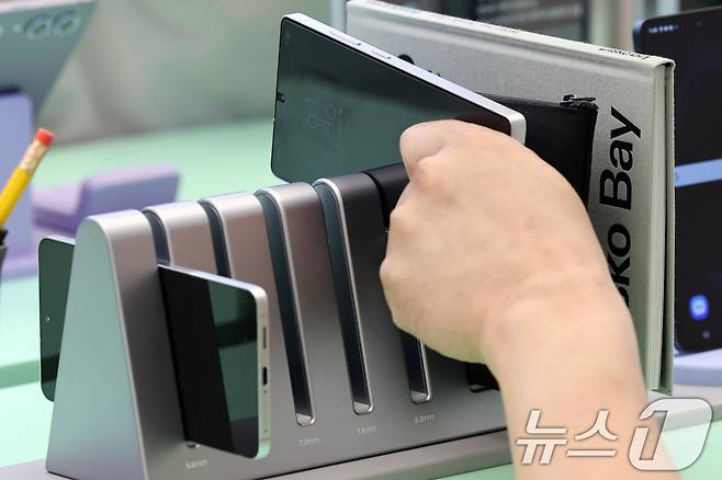 23일 서울 강남 스토어에서 고객들이 이날 출시된 삼성전자의 초슬림 스마트폰 '갤럭시 S25 엣지'의 두께를 살펴보고 있다. 2025.5.23/뉴스1 ⓒ News1 이동해 기자