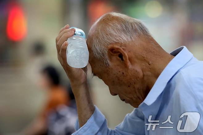 일주일째 폭염특보가 이어진 3일 대구 북구 대구역 대합실에서 한 어르신이 얼음 생수통를 머리에 대고 더위를 식히고 있다. 2025.7.3/뉴스1 ⓒ News1 공정식 기자