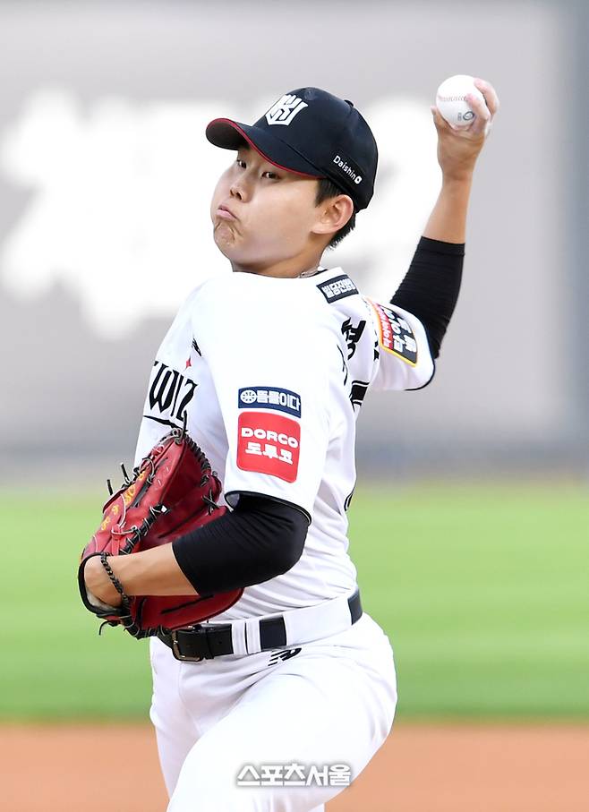 KT 소형준이 힘차게 공을 던지고 있다. 수원 | 박진업 기자 upandup@sportsseoul.com