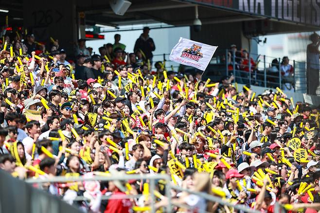 광주-기아 챔피언스 필드에서 응원하고 있는 KIA 팬들. 사진 | KIA 타이거즈