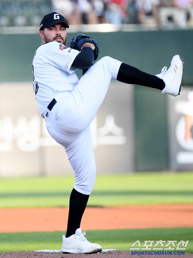 2일 부산 사직구장에서 열린 롯데 자이언츠와 LG 트윈스의 경기. 롯데 감보아가 역투하고 있다. 부산=박재만 기자 pjm@sportschosun.com/2025.07.02/
