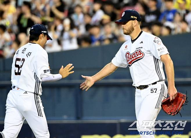 2일 잠실야구장에서 열린 삼성과 두산의 경기, 5회초 2사 만루 두산 콜어빈이 삼성 김성윤의 타구를 호수비로 처리한 3루수 박준순과 하이파이브를 하고 있다. 잠실=허상욱 기자wook@sportschosun.com/2025.07.02/