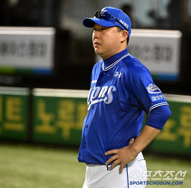 2일 잠실야구장에서 열린 삼성과 두산의 경기, 7회초 삼성 박진만 감독이 류지혁 체크스윙때 삼진을 선언한 3루심의 판정에 아쉬운 듯 바라보고 있다. 잠실=허상욱 기자wook@sportschosun.com/2025.07.02/