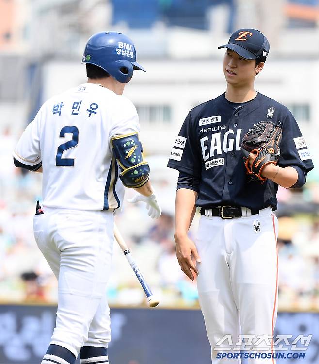5월 31일 창원 NC파크에서 열린 한화-NC전. 1회말 1사 1루 박민우가 사구 후 엄상백 옆으로 지나가고 있다. 창원=정재근 기자