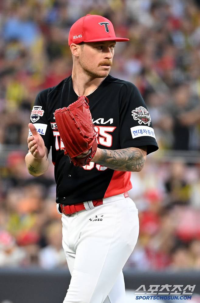1일 수원KT위즈파크에서 열린 KIA와 KT의 경기, 6회말 2사 만루 KIA 올러가 KT 오윤석을 2루수 플라이로 잡아내며 무실점 투구로 이닝을 끝마치고 있다. 수원=허상욱 기자wook@sportschosun.com/2025.06.01/