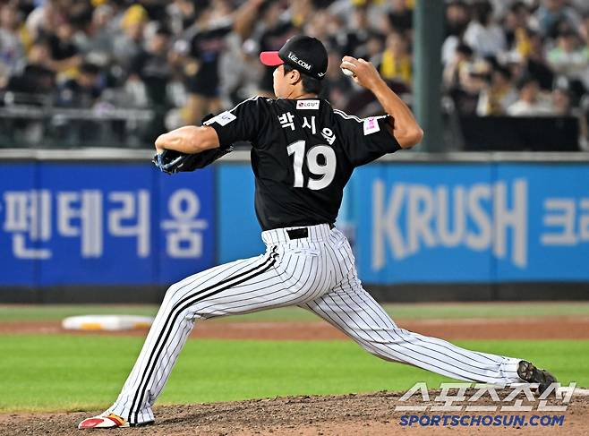 2일 부산 사직구장에서 열린 롯데 자이언츠와 LG 트윈스의 경기. LG 박시원이 역투하고 있다. 부산=박재만 기자 pjm@sportschosun.com/2025.07.02/