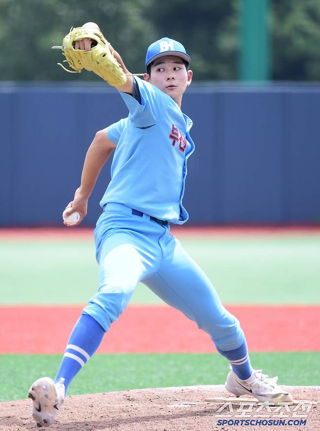 힘차게 투구하는 하현승.