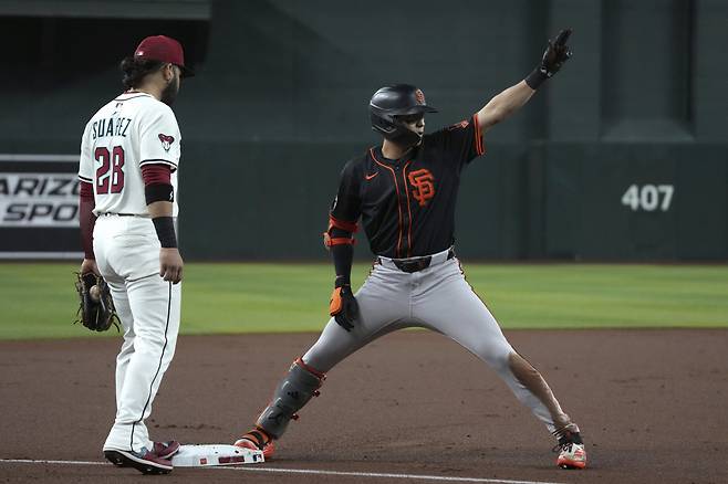 San Francisco Giants' Jung Hoo Lee points to the dugout after hitting an RBI triple against the Arizona Diamondbacks in the first inning during a baseball game, Wednesday, July 2, 2025, in Phoenix. (AP Photo/Rick Scuteri)







<저작권자(c) 연합뉴스, 무단 전재-재배포, AI 학습 및 활용 금지>