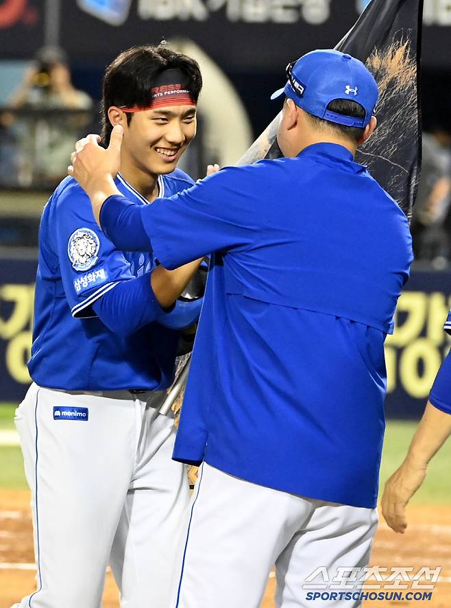 3일 잠실야구장에서 열린 삼성과 두산의 경기, 삼성이 9회 터진 이재현의 역전 만루홈런으로 6대4로 승리했다. 박진만 감독과 기쁨을 나누는 이재현의 모습. 잠실=허상욱 기자wook@sportschosun.com/2025.07.03/