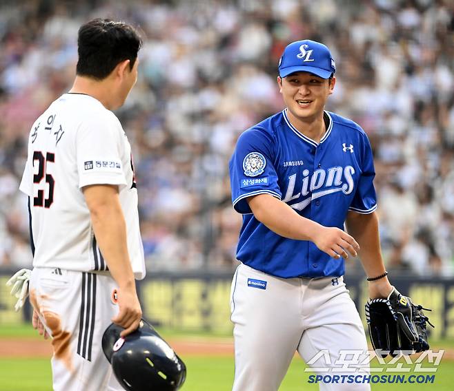 3일 잠실야구장에서 열린 삼성과 두산의 경기, 2회말 2사 1,2루 위기를 넘긴 최원태가 더그아웃으로 향하다 양의지와 이야기를 하고 있다. 잠실=허상욱 기자wook@sportschosun.com/2025.07.03/