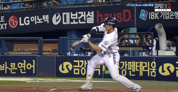 7회말 노스윙으로 판정된 김재환의 스윙 장면. ⓒSPOTV2 중계화면 캡처