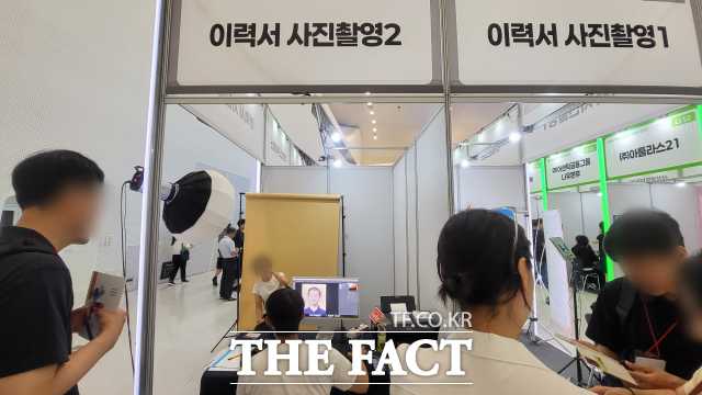 구직자들이 '서울시 중장년 일자리 박람회' 이력서 사진 촬영 부스에서 사진을 찍고 있다. /정소양 기자