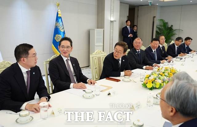 이재명 대통령이 6월 13일 오전 용산 대통령실에서 5대 그룹 총수 및 경제 6단체장과 경제인 간담회를 열고 의견을 나누고 있다. /뉴시스