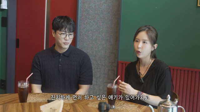 신지와 내년 상반기 결혼 예정인 문원(왼쪽)의 언행에 일부 네티즌들이 무례하다는 반응을 보이고 있다. /유튜브 영상 캡처