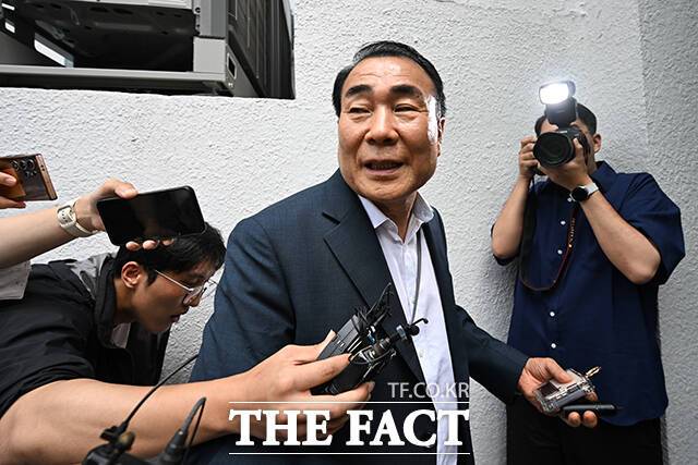 김건희 여사와 관련한 의혹을 수사하는 민중기 특별검사팀 관계자가 압수수색을 위해 3일 오후 서울 종로구 삼부토건 사무실로 들어서며 취재진의 질의에 답변하고 있다. /서예원 기자