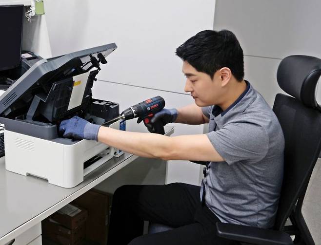 삼성전자서비스 엔지니어가 고객을 응대하는 모습. 삼성전자서비스.