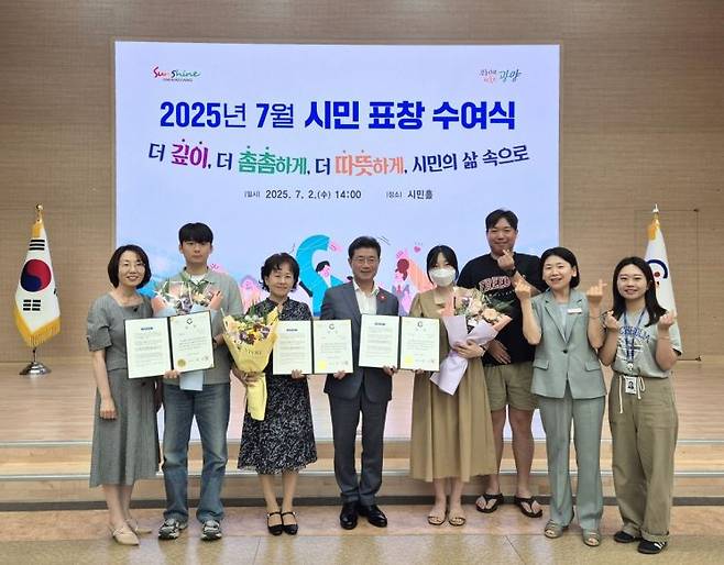 정인화 광양시장이 지난 2일 시청에서 열린 ‘2025년 광양시 출생 장려 표어 공모전’ 시상식에서 표창장을 수여한 뒤, 수상자들과 기념촬영을 하고 있다. 광양시 제공