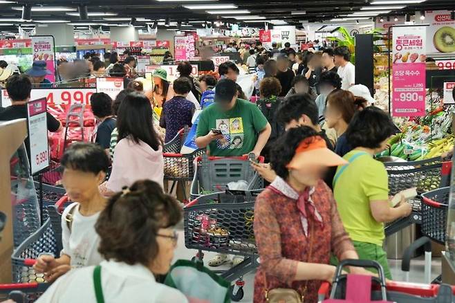 '통큰 세일'을 진행하고 있는 롯데마트 그랑그로서리 구리점 매장 전경. [사진=롯데마트 제공]