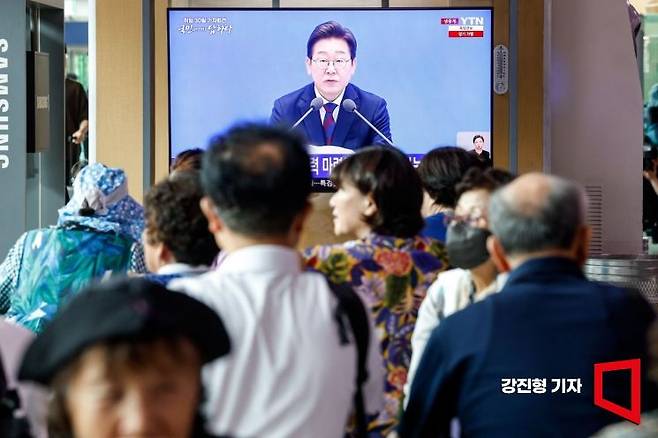 3일 서울 중구 서울역 대합실에서 시민들이 이재명 대통령 취임 30일 기자회견을 보고 있다. 2025.7.3. 강진형 기자