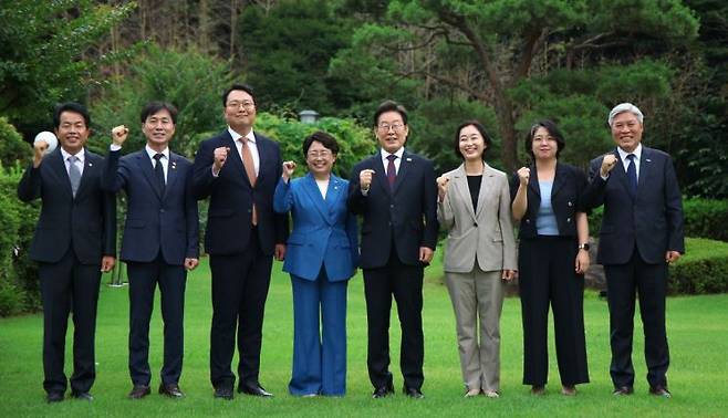 이재명 대통령이 3일 서울 용산구 한남동 관저에서 야 5당 지도부와 오찬 회동을 하기 전 기념사진을 촬영하고 있다. 왼쪽부터 진보당 윤종오 원내대표, 사회민주당 한창민 대표, 개혁신당 천하람 당대표 권한대행, 조국혁신당 김선민 당대표 권한대행, 이 대통령, 진보당 김재연 상임대표, 기본소득당 용혜인 대표, 조국혁신당 서왕진 원내대표. 대통령실통신사진기자단 연합뉴스