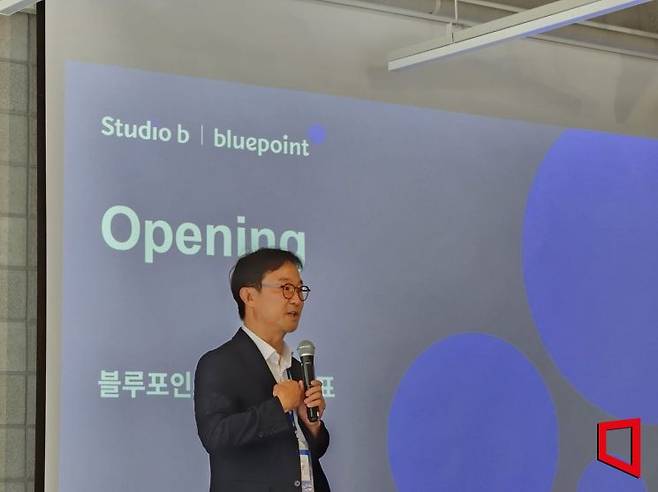 이용관 블루포인트파트너스 대표가 3일 서울 강남구 스타트업얼라이언스 엔스페이스에서 열린 '스튜디오비'(Studio b) 오픈데이'에서 인사말을 하고 있다. 김대현 기자