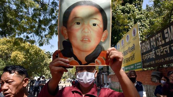 달라이 라마가 티베트 불교에서 두 번째로 중요한 인물로 꼽히는 '판첸 라마'로 지목한 아이는 1995년, 6살의 나이에 중국 당국에 의해 납치된 것으로 알려져 있다