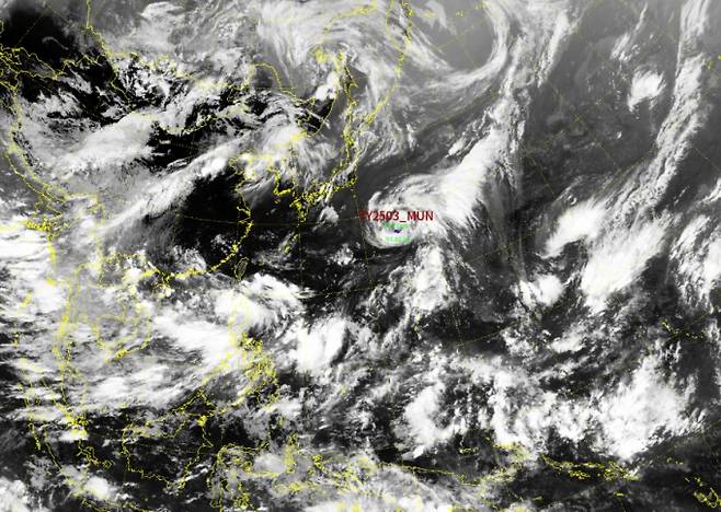 2025년 장마 끝...태풍 3호 문· 4호 태풍 다나스 예상경로=일본 남쪽 먼 해상에서 태풍의 씨앗인 제7호 열대저압부가 3일 오전 일본 도쿄 남남동쪽 해상에서 2025년 태풍 문(MUN)으로 발달했다.ⓒ기상청:2025년 태풍 구름영상