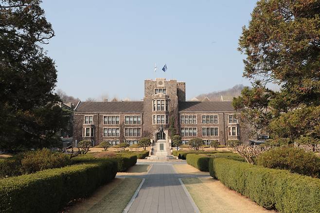 서울 신촌 연세대학교 본관과 언더우드 뜰./조선일보DB