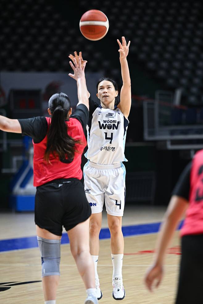 우리은행의 김예진이 3일 싱가포르 대표팀과의 WKBL 퓨처스리그 B조 경기에서 슛을 시도하고 있다.  /WKBL