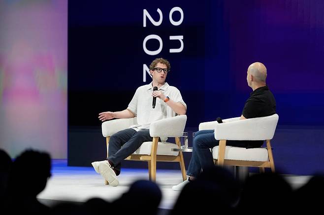 마크 저커버그 메타 최고경영자(CEO)가 지난달 열린 메타의 인공지능(AI) 개발자 회의 ‘라마콘(LlamaCon)’에 발언을 하고 있다. / 메타 제공