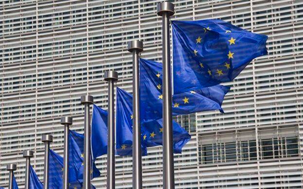 벨기에 브뤼셀에 있는 유럽연합(EU) 본부 건물 앞에 EU 깃발들이 나부끼고 있다. /엑스(X) 캡처