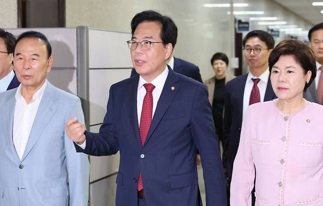 송언석 국민의힘 비상대책위원장 겸 원내대표가 3일 서울 여의도 국회에서 열린 비상대책위원회의에 참석하고 있다. 왼쪽부터 박덕흠 비대위원, 송 비대위원장, 조은희 비대위원. ⓒ 뉴시스