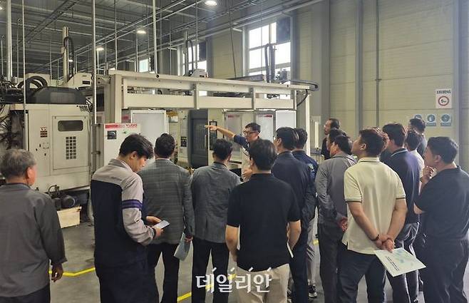 한국산업단지공단은 산업통상자원부와 공동 주관하는 '산업단지 AX 카라반'이 3일 충남 서산오토밸리일반산업단지에 입주한 삼보오토를 방문했다.ⓒ산단공