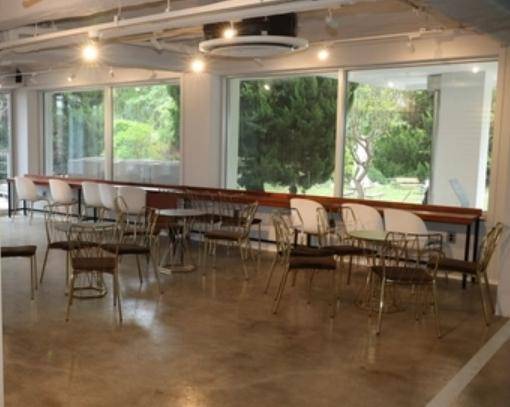 옛 장흥교도소 감시탑. 장흥군은 옛 장흥교도소의 구조를 최대한 살려 과거의 흔적과 현재의 감각이 공존하는 공간으로 탈바꿈시켰다. 장흥군 제공