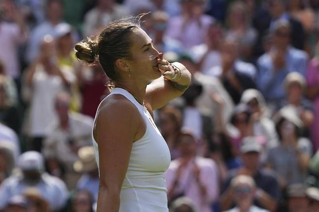 야리나 사발렌카가 2일 윔블던 여자 단식 2회전 승리 후 관중들에게 손 키스를 보내고 있다. 런던=AP 뉴시스