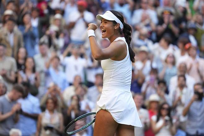 엠마 라두카누가 2일(현지시간) 영국 홈팬들의 응원 속 3회전 진출을 확정한 뒤 기뻐하고 있다. 런던=AP 뉴시스