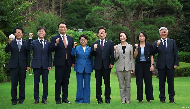 이재명 대통령이 3일 오후 서울 한남동 관저에서 야5당 지도부와 오찬 회동을 가지기에 앞서 기념 사진을 촬영하고 있다. 왼쪽부터 윤종오 진보당 원내대표, 한창민 사회민주당 당대표, 천하람 개혁신당 당대표권한대행, 김선민 조국혁신당 당대표권한대행, 이 대통령, 김재연 진보당 상임대표, 용혜인 기본소득당 당대표, 서왕진 조국혁신당 원내대표. 송은석 기자 silverstone@donga.com