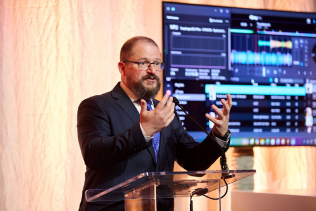 크리스티아노 아몬 퀄컴 최고경영자(CEO)가 지난달 미국 워싱턴에서 열린 창립 40주년 기념행사에서 발표하고 있다. 퀄컴 제공