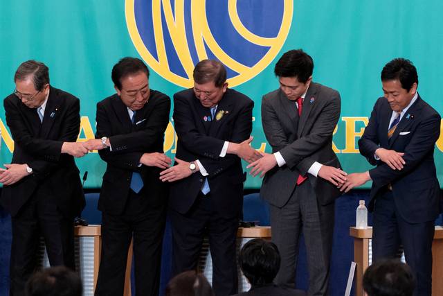 지난 2일 자민당·공명당·입헌민주당·일본유신회 등 일본 8개 정당 대표들이 참의원 선거를 앞두고 일본기자클럽이 주최한 토론회에 참석해 서로의 손을 잡고 있습니다. 로이터 연합뉴스