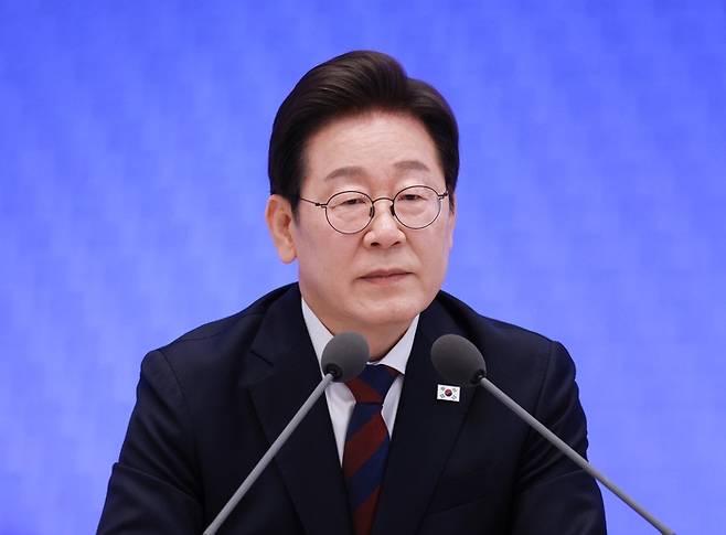 이재명 대통령이 3일 청와대 영빈관에서 열린 '대통령의 30일, 언론이 묻고 국민에게 답하다' 기자회견에서 마무리 발언을 하고 있다. 연합뉴스