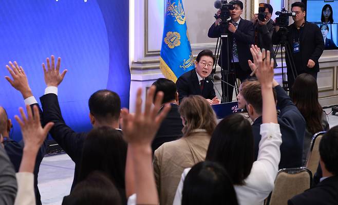 이재명 대통령이 3일 청와대 영빈관에서 열린 '대통령의 30일, 언론이 묻고 국민에게 답하다' 기자회견에서 기자들의 질문을 받고 있다.(사진=연합뉴스)