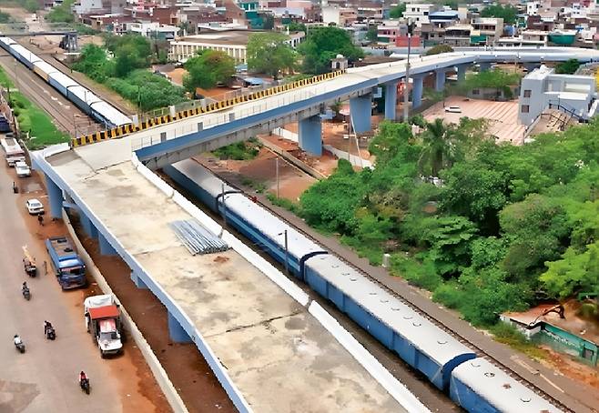 인도 마디아프레데시주 보팔시에 건설된 고가도로. 사진=엑스(X · 옛 트위터) 캡처