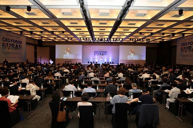 2일 아난티 앳 부산 코브 호텔에서 열린 '2025년 섬유패션업계 CEO 포럼' 모습. 한국섬유산업연합회 제공