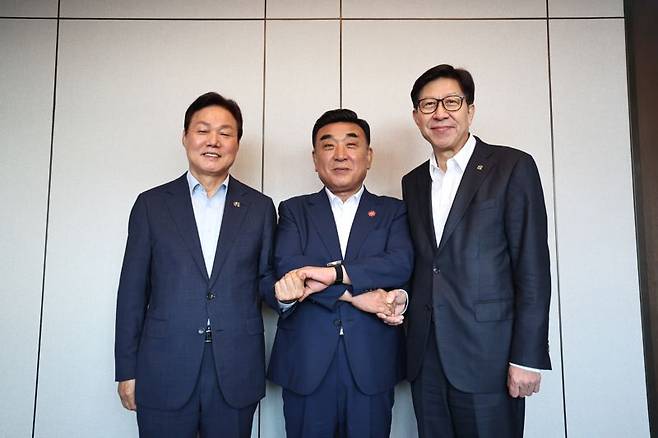 2일 김해 롯데호텔앤리조트에서 열린 부울경 시도지사 현안 간담회에 참석한 (왼쪽부터) 박완수 경남도지사, 김두겸 울산시장, 박형준 부산시장. 이들 부울경 시도지사가 한자리에 모인 것은 지난 4월 개최된 부울경 정책협의회 이후 약 3개월 만이다. 울산시 제공