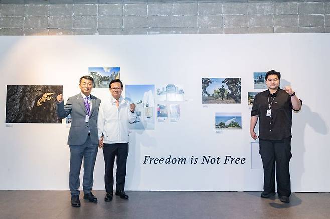 연평도 포격전 15주기를 맞아 지난달 30일 초연된 당시 기록되지 않은 13분의 사투를 그린 '낭독극' 초연에 앞서 왼쪽부터 김태성 퍼플하트 이사장, 최호권 영등포구청장, 박현우 영등포구의원이 기념촬영을 하고 있다. 박현우 영등포구의원 제공