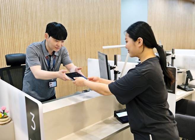 삼성전자서비스 엔지니어가 3일 고객을 응대하고 있다. 삼성전자서비스 제공