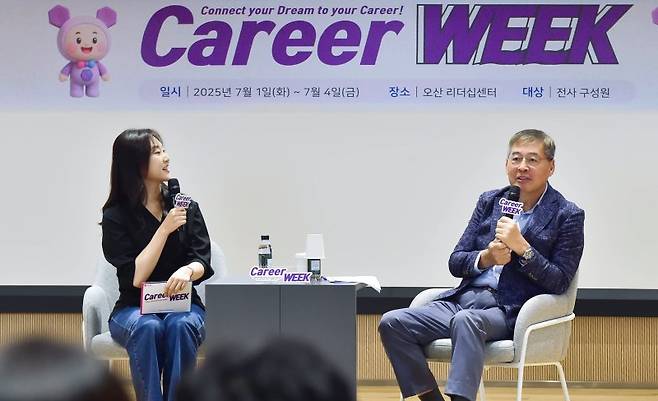 신학철 LG화학 부회장(오른쪽)이 지난 2일 커리어 위크에서 임직원과 대담을 나누고 있다. LG화학 제공